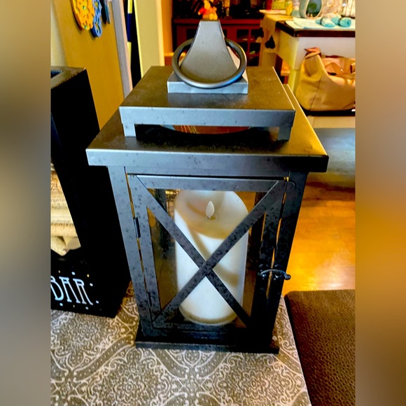 Two lanterns with battery operated candles - Picture 1 of 2